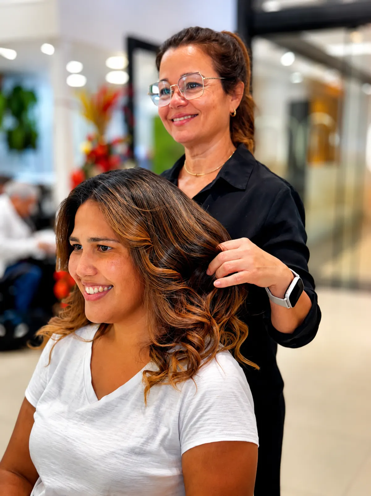 Profissional Morena Mulher finalizando o cabelo de uma cliente